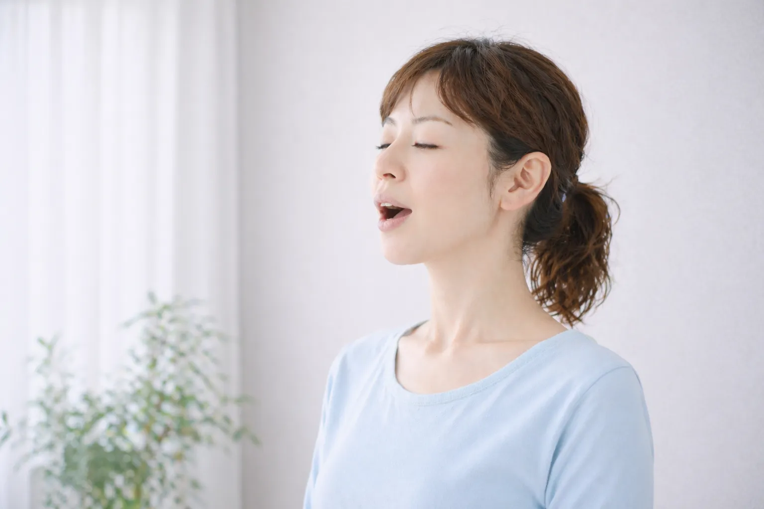 舌先が軽く触れる程度でla-laと軽く発音するイメージ