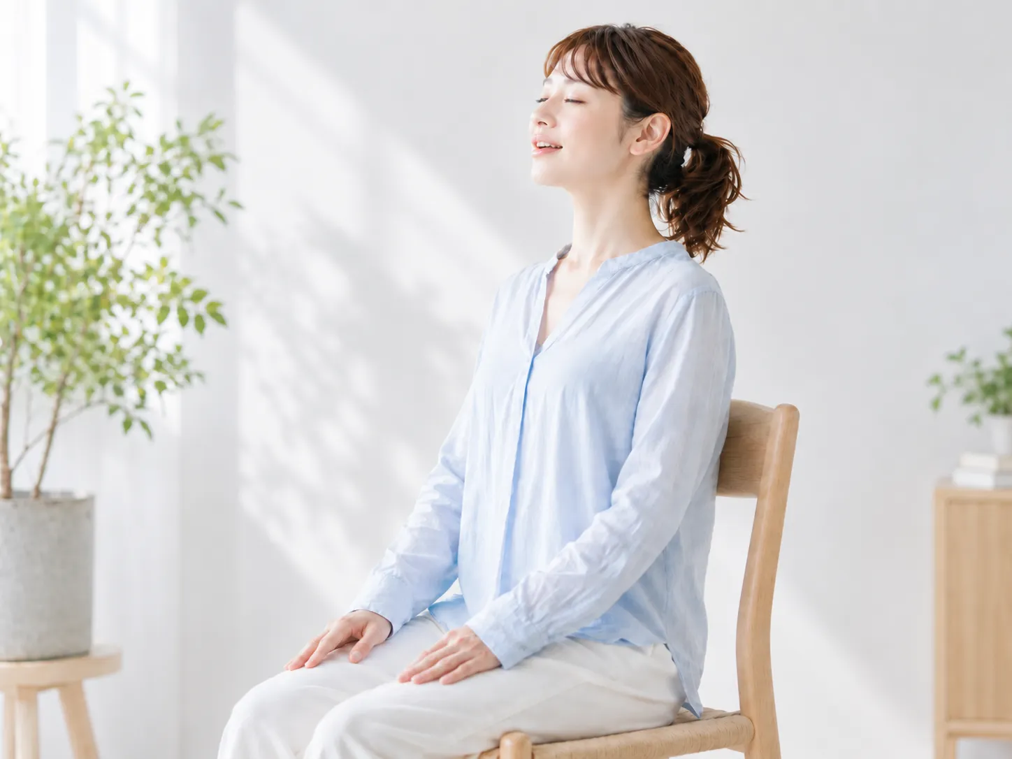 身体の力を抜きながら口から静かに息を吐き、自然な呼吸を受け取っているイメージ