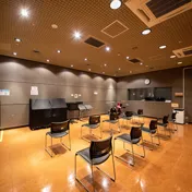 横浜市技能文化会館 オーディオルーム内観