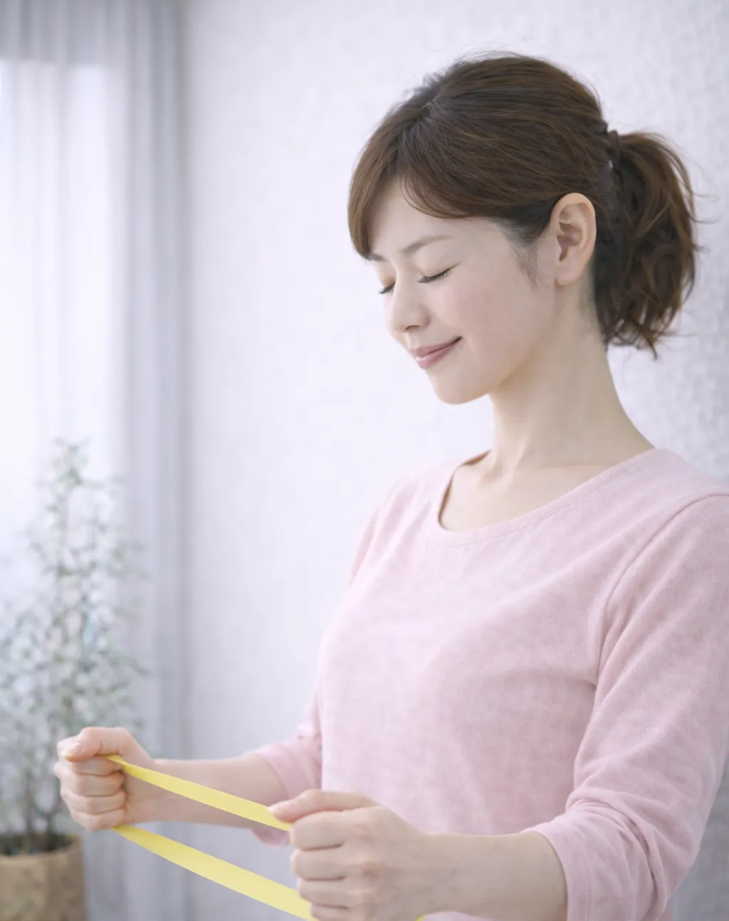 セラバンドを腕は上げず、みぞおちの前で静かに構えるイメージ