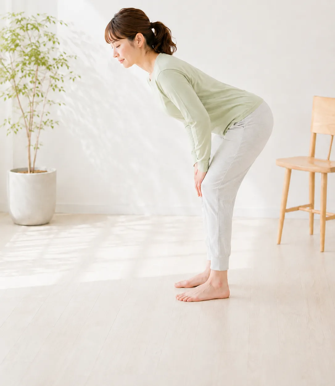 背中から骨盤へのつながりを感じながらヒップヒンジを行っているイメージ
