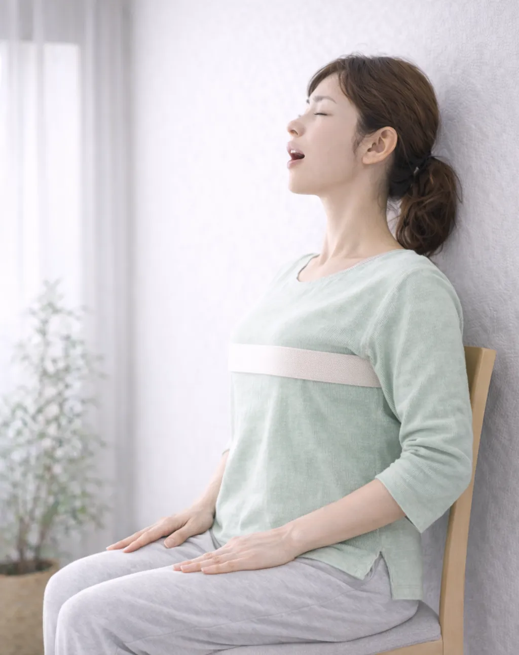 背中が傘のようにひらくイメージ