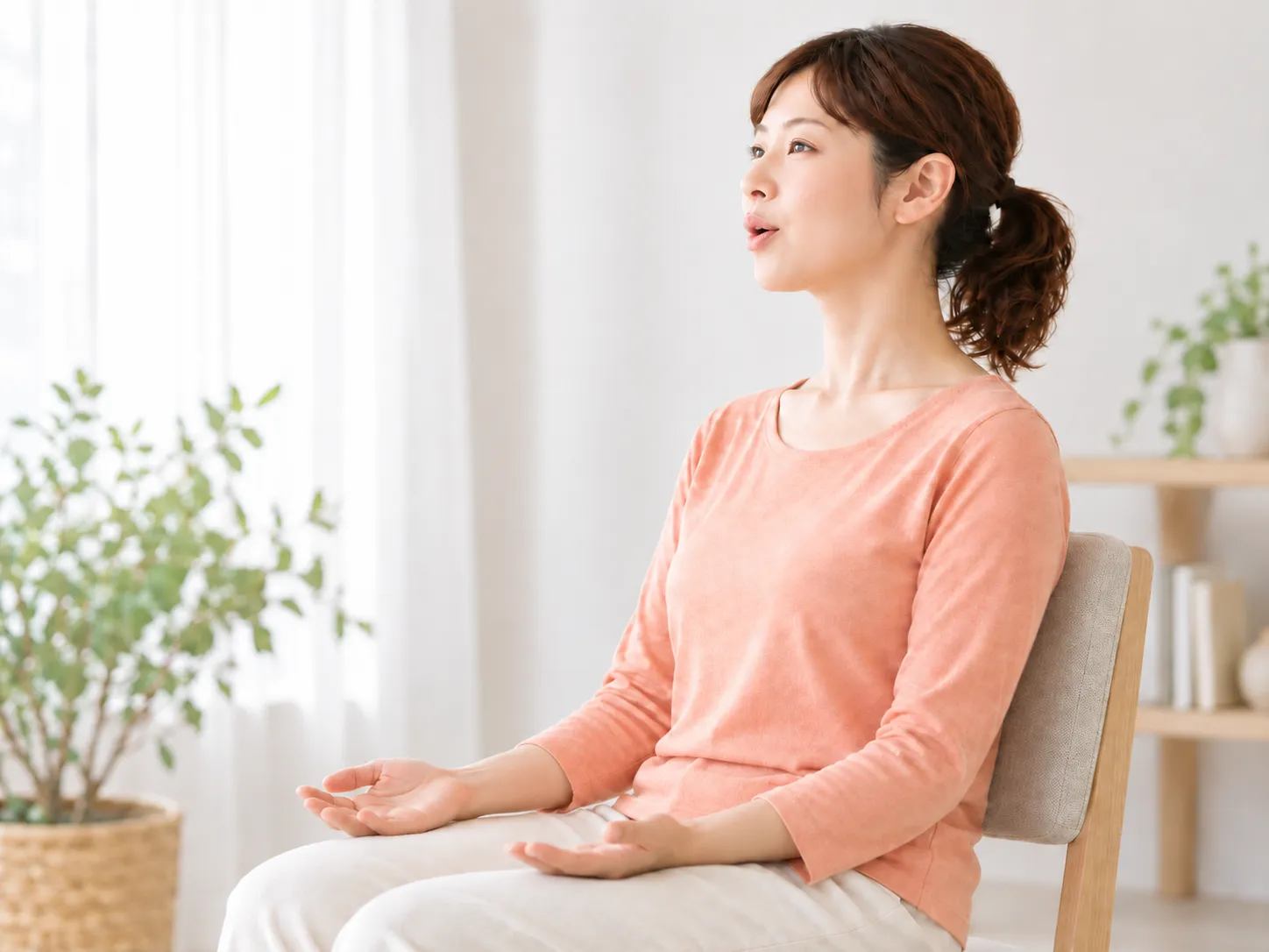 遠くをぼんやり見ながら、口をHOの形にして声を上下へ滑らせるボイスストレッチ