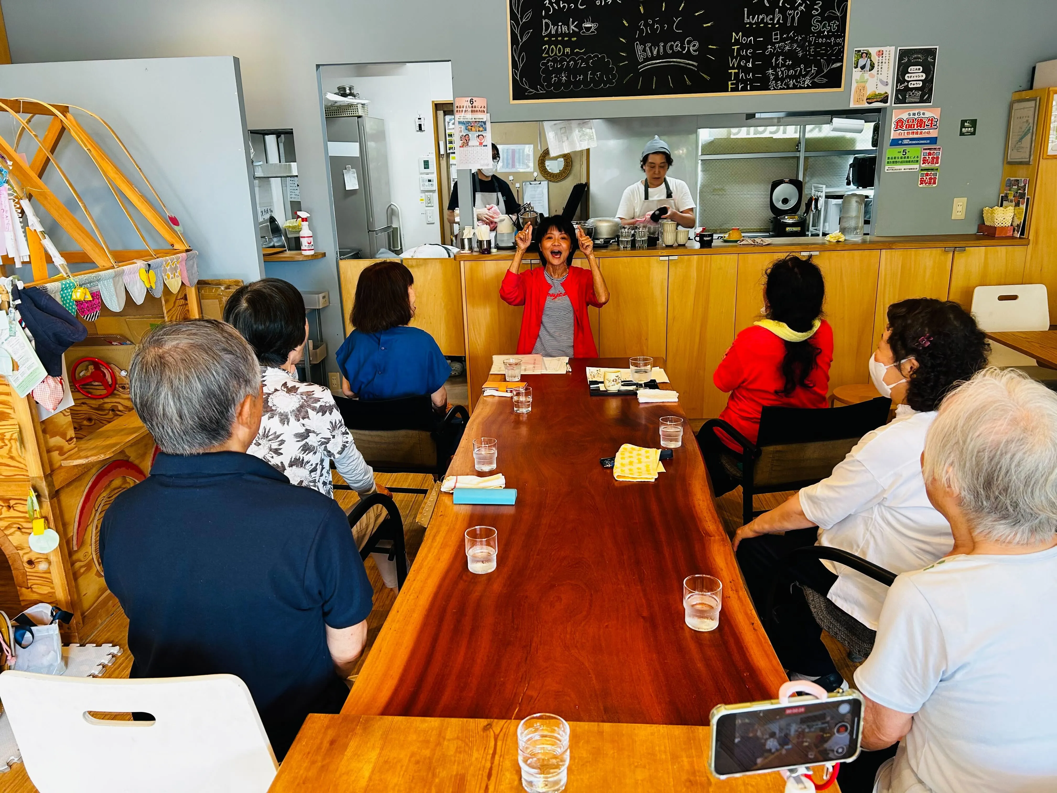 参加者が声と呼吸のワークに取り組む様子