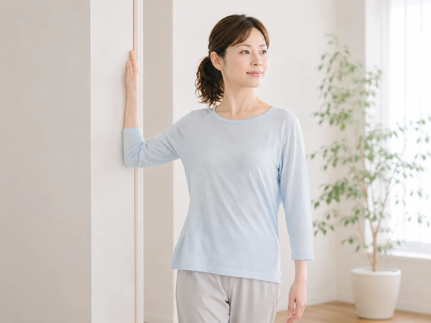 胸を張るのではなく、前側の詰まりをほどくイメージ