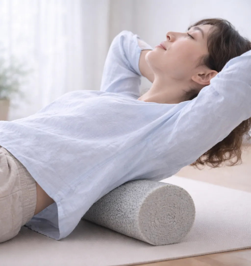 筋膜ローラーで背中をゆるめるイメージ