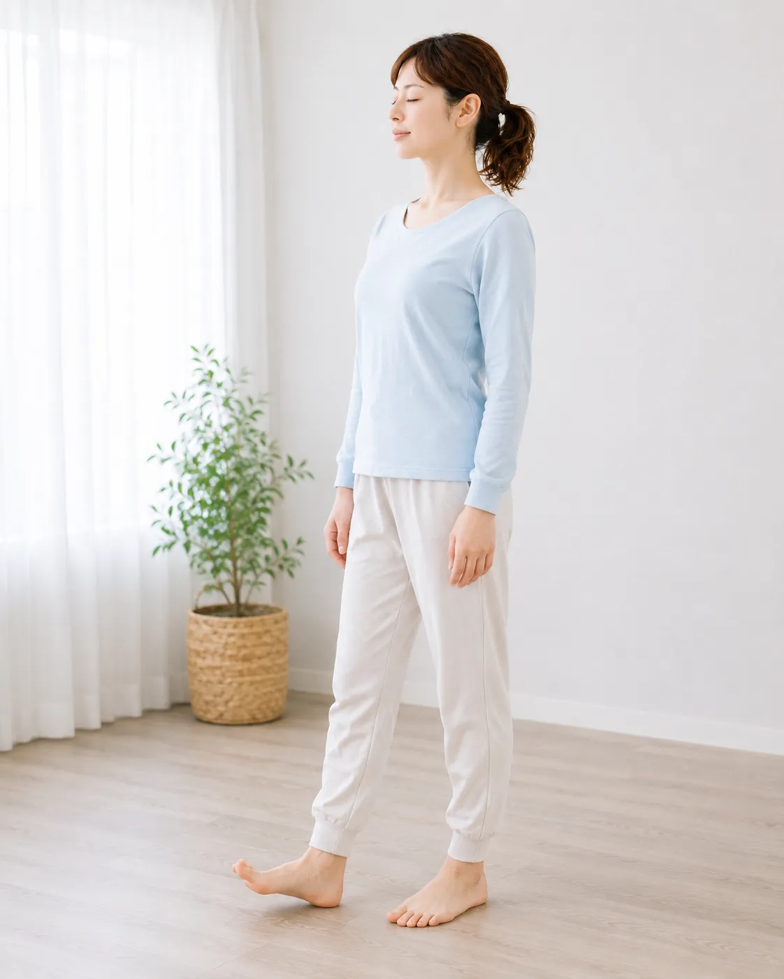 立ったまま足指をゆっくり開き、足裏全体で床を感じているイメージ
