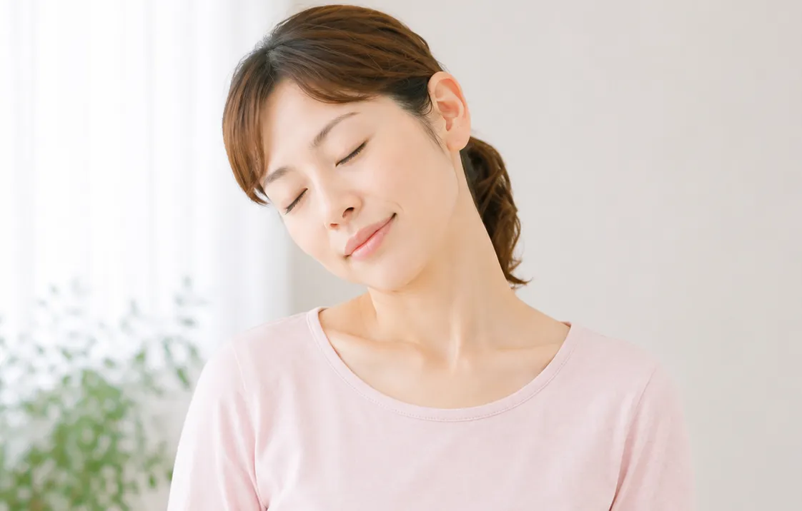顎を動かさず耳を肩へ近づけるように首をやさしく側屈しているイメージ