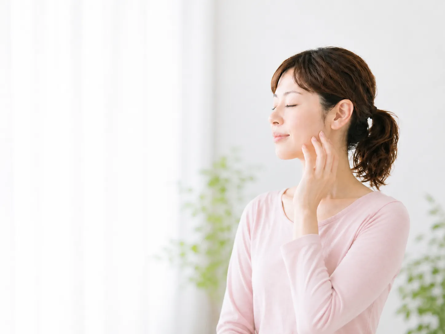 頬の内側の感覚に意識を戻す女性のイメージ
