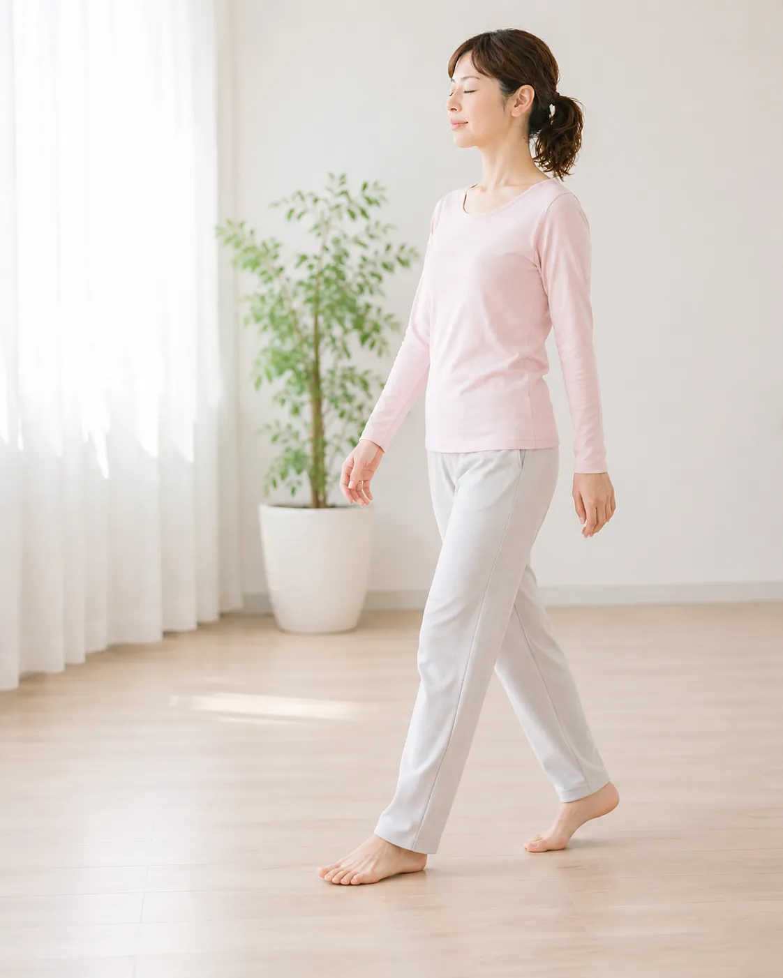 小さな歩幅で歩きながら身体と呼吸のリズムを整えているイメージ